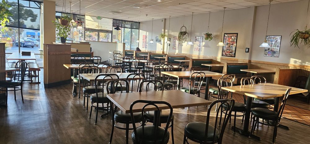 Inside Cicero's Pizza